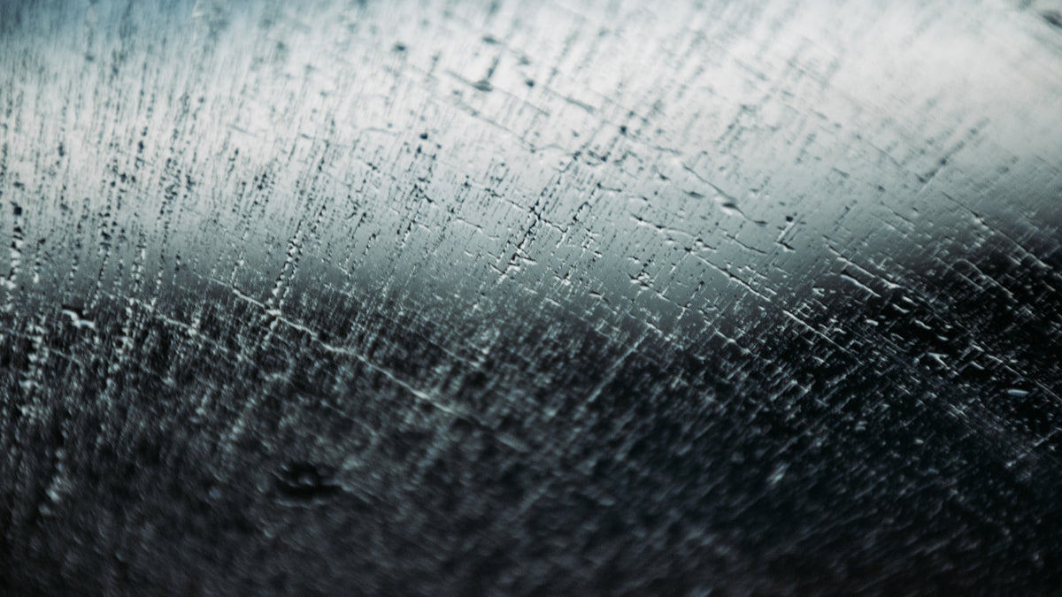 Superficie de acero con gotas de agua, sin manchas ni óxido