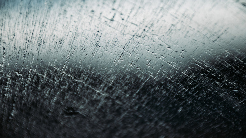 Superficie de acero con gotas de agua, sin manchas ni óxido